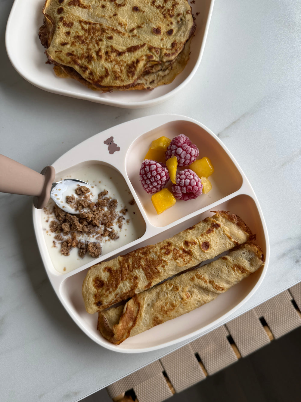 Tallerken for barn med inndeling og sugekopp – VELG FARGE